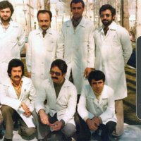 دانشجویان دوره رزیدنتی دانشگاه به همراه دکتر فرهودی - سال 1356