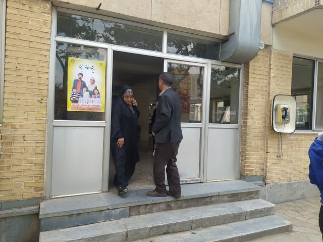 پوستر ایران جوان ، بمان درمراکزبهداشتی درمانی و اماکن شهری
