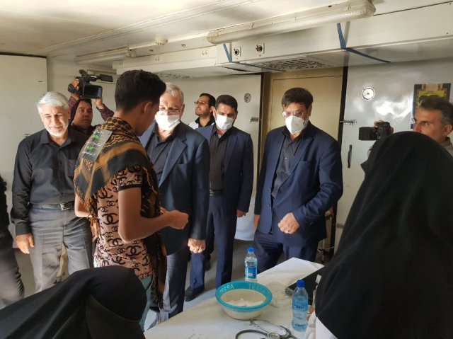 بازدید وزیر بهداشت از موکب ها و پایگاه های سلامت مسیر ملک آباد مشهد