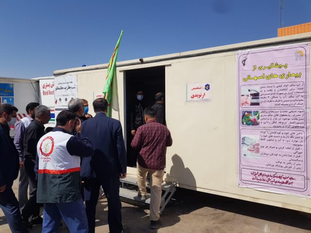 بازدید وزیر بهداشت از موکب ها و پایگاه های سلامت مسیر ملک آباد مشهد
