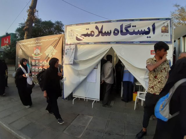 ارائه خدمات بهداشتی و  درمانی به زائران پیاده امام رضا(ع) توسط مسئولین و کارشناسان مرکز بهداشت ثامن