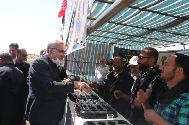 بازدید وزیر بهداشت از موکب ها و پایگاه های اورژانس جاده ای مشهد