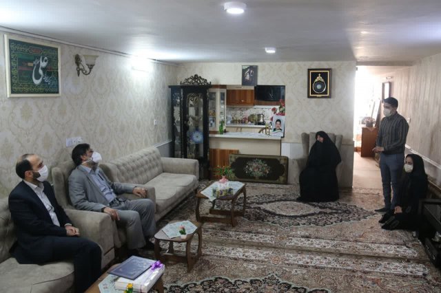 دیدار نوروزی رئیس دانشگاه و مدیر شاهد و ایثار گر با خانواده شهدای سلامت