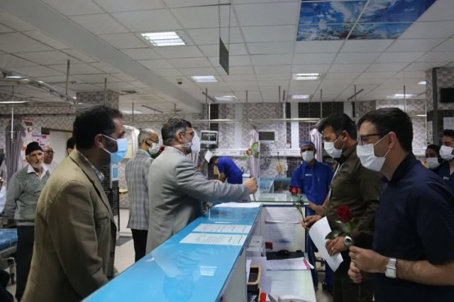 دیدار نوروزی رئیس دانشگاه از بیمارستان طالقانی