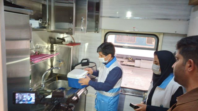 بازدید کارشناسان سلامت از قطارهای مسافرتی
