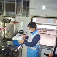 بازدید کارشناسان سلامت از قطارهای مسافرتی